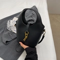 Schwarze Eimer-Tasche aus Lychee-Leder mit goldener Hardware und Schultergurt - Schwarz