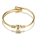 Detail van 18K gouden kabelarmband met hartvormige schuifregelaar en letter F gravure - Letter F