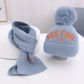 Detail von hellblauem Strickset für Babys mit Mütze, Schal, Bommel und Stickerei - 50-54cm / Blau (Mütze Und Schal)