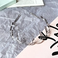 Detalle de diadema ondulada transparente con patrón de malla negra y estructura dentada - Gris con Estampado de Serpiente