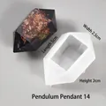 Vue macro du moule en silicone de 5cm avec un cristal en résine à feuilles d'or - Pendule No. 14