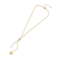 Collana a catena serpente dorata con ciondolo a fiore e perla su sfondo bianco - Stile Fiore Cavo