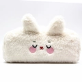 Vue détaillée de la trousse lapin en peluche blanche avec broderie mignonne et fausse fourrure - Lapin / Blanc