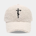 Dettaglio ravvicinato del pile sherpa e del ricamo a croce faith sul berretto da baseball - Regolabile / Beige