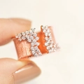 Detail eines breit offenen Rings in Roségold mit gebürsteter Textur und Zirkonsteinen - US 5 / Roségold