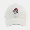 Dettaglio di un cappello da baseball bianco con tre funghi rossi ricamati sul fronte - Regolabile / Bianco