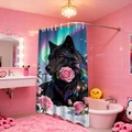 Detail eines wasserdichten Duschvorhangs mit schwarzem Wolf und Nordlicht auf Rosa - 26S-B Wolf Mit Rose / 90*180cm