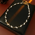 Dettaglio di una collana di perle vintage francese con perline dorate su scatola regalo - Collana - Oro