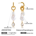 Dettaglio di orecchini in acciaio 18K con perla barocca e pendente a goccia d'acqua - Stile Perla Cristallo Goccia d'Acqua (JDE0307053)