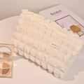 Bolsa de maquillaje blanca portátil con textura de nube 3D y suave tela acolchada - Blanco