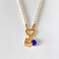 Élégant collier de perles avec lettre E plaquée or et pendentif cristal bleu - Lettre E