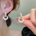 Gros plan sur des boucles d'oreilles fleur en émail blanc et cristaux dorés - 15# Tige en Argent - Boucles d'Oreilles en Zircon Émail Géométrique Doré