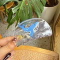 Dettaglio di un fermaglio per capelli in acetato trasparente con balena blu e pesciolini - Morsetto Semicircolare Trasparente Balena e Pesciolino