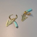 Détail de breloques main et pierres de turquoise sur des boucles d'oreilles créoles - Style B N171 (Turquoise Main de Fatma)