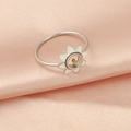 Bague fleur en acier inoxydable argenté sur fond en satin rose pour femme - Couleur Acier 6#