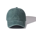 Détail d'une casquette de baseball en coton lavé vert foncé avec finition vintage - Vert Foncé
