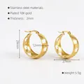 Detail van 18K vergulde roestvrijstalen ster oorbellen met weergave van 29mm buitendiameter - Goud (ZY524)