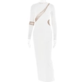 Dettaglio dell'abito aderente bianco a maniche lunghe con inserti in mesh e tagli velati - S / Bianco