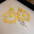 Orecchini a fiore intrecciati a mano in giallo e bianco con design a forma di girasole - Giallo