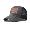 Dettaglio del cappello da baseball in camoscio grigio con patch in pelle bandiera USA - Grigio