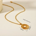 Vue détaillée du pendentif spirale dorée à triple boucle avec taille de chaîne - Ovale Texturé