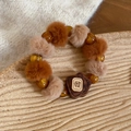 Détail du bracelet en peluche avec perles en bois et breloque porte-bonheur sur plateau - Pendentif Bouilloire de Fortune