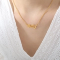 Collier punk minimaliste en acier titane doré avec pendentif Baby porté par un mannequin - Or-Baby-41+5cm