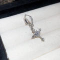 Nahaufnahme der S925 Silber Kreuz Ohrringe mit schimmernden Zirkonia Steinen - Weißer Kreuzanhänger (Einzelstück)