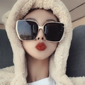 Oversized polarized sunglasses for women with thin gold metal frame and dark lenses - Square Beige