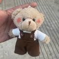 Portachiavi orsetto di peluche beige con salopette marrone a righe e camicia bianca - caffè