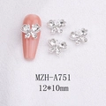 Makroaufnahme von 12x10mm silbernen Schmetterling-Nagelcharms mit Zirkonia-Kristallen - Transparent Schmetterling mit Silberner Basis (A751)