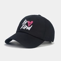 Détail de la broderie Be Kind et du cœur rose sur une casquette de baseball en coton noir - Réglable / Noir