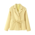 Detail van een gele blazer met lange mouwen, een strikceintuur en dubbele knoopsluiting - S / Geel