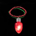 Dettaglio di un ciondolo a LED rosso natalizio su una collana di perle metalliche rosse e verdi - Bracciale Rosso