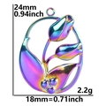 Vista macro dettagliata che mostra le dimensioni e il peso di un ciondolo a tulipano - Ciondolo Tulipano / Arcobaleno