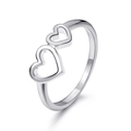Minimalistische zilverkleurige ring met dubbel hol hart getoond vanuit een hoek van 45 graden - Witgoud verguld 2 holle harten