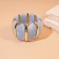Détail des segments en résine marbrée bleue et barres en métal doré poli du bracelet - Bleu
