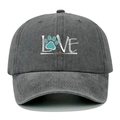 Dettaglio del cappello da baseball grigio scuro con scritta LOVE e stampa zampa di cane - Grigio