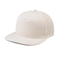 Dettaglio macro dei fori di ventilazione laser sul lato del cappello beige a tesa piatta - XL (60cm+) / Bianco Sporco