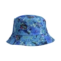 Détail d'un bob réversible bleu avec motifs de tortues et créatures marines - Vie Marine/Dauphin & Étoile de Mer