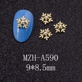 Macro-opname van gouden sneeuwvlok nageldecoratie met parel, model MZH-A590, maat 9x8,5mm - Gouden Parel Sneeuwvlok Stijl (A590)