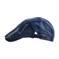 Détail de la casquette en denim bleu marine avec bords effilochés et boucle en bronze - Taille unique (56-60cm) / Bleu foncé - Casquette Ivy en jean vieilli