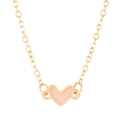 Collar minimalista de oro con un delicado colgante de corazón rosa sobre fondo blanco - Collar (K-1144) / Dorado