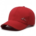 Berretto da baseball rosso scuro con ricamo montagna bianco e bordino nero fine - Regolabile / Rosso