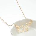 Gouden ketting met chemische moleculaire structuur en kleine bloemendetails - Moleculair Goud