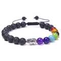 Dettaglio del ciondolo a elefante e perle in pietra lavica con sette pietre dei chakra - Nero Lava (Bracciale Elefante in Pietra Lavica)