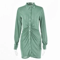 Détails de robe longue vert sauge avec col classique et plis froncés élégants - S / Vert clair