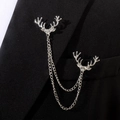 Détail d'une broche tête de cerf argentée avec chaînes sur le revers d'un costume noir - Double Tête De Cerf Argent (TL24075)