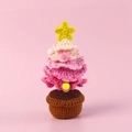 Detail der handgehäkelten rosa Weihnachtsbaum Deko mit gelbem Stern und braunem Topf - Rosa