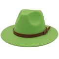 Détail d'un chapeau en feutre vert vif avec bande en cuir marron et boucle métallique - Vert Fruit (Bord Plat Corde Jaune)